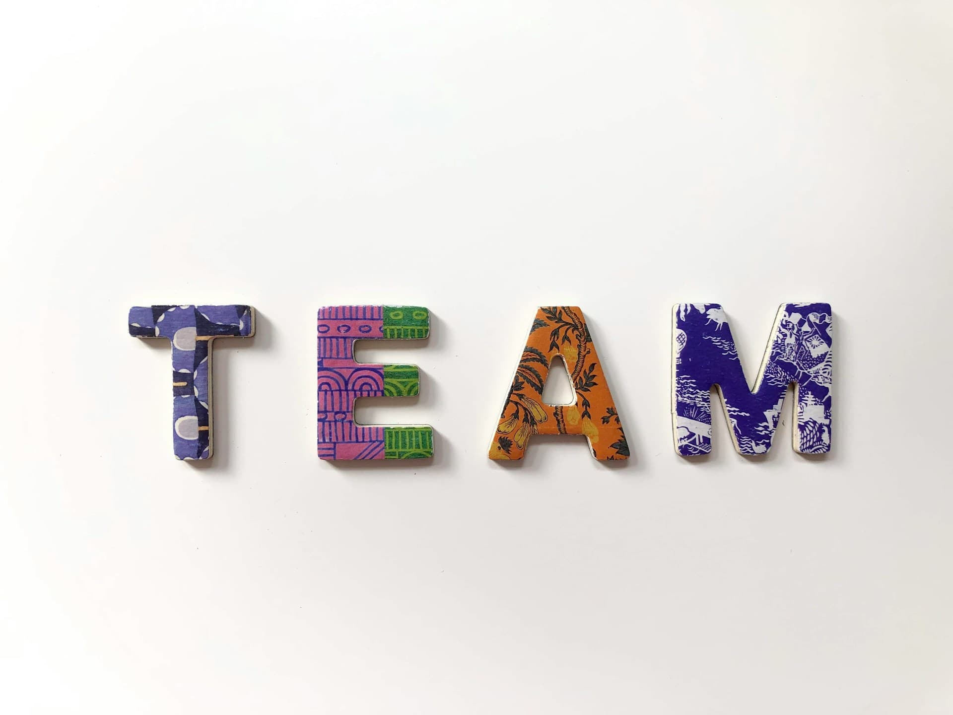 Kleurrijke letters die samen het woord TEAM vormen